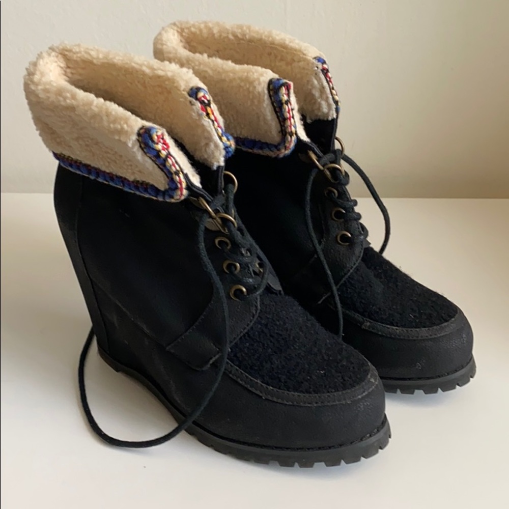 New! 80%20 booties with platform and laces size 6